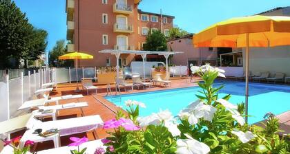 Residence with Swimming Pool near Beach