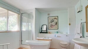 Bathtub, towels - Rustic Holiday Home in Goudhurst Kent With Parking (Cranbrook)