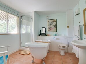Bathtub, towels - Rustic Holiday Home in Goudhurst Kent With Parking (Cranbrook)