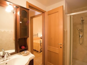 Casa | Baño | Regadera y toallas 