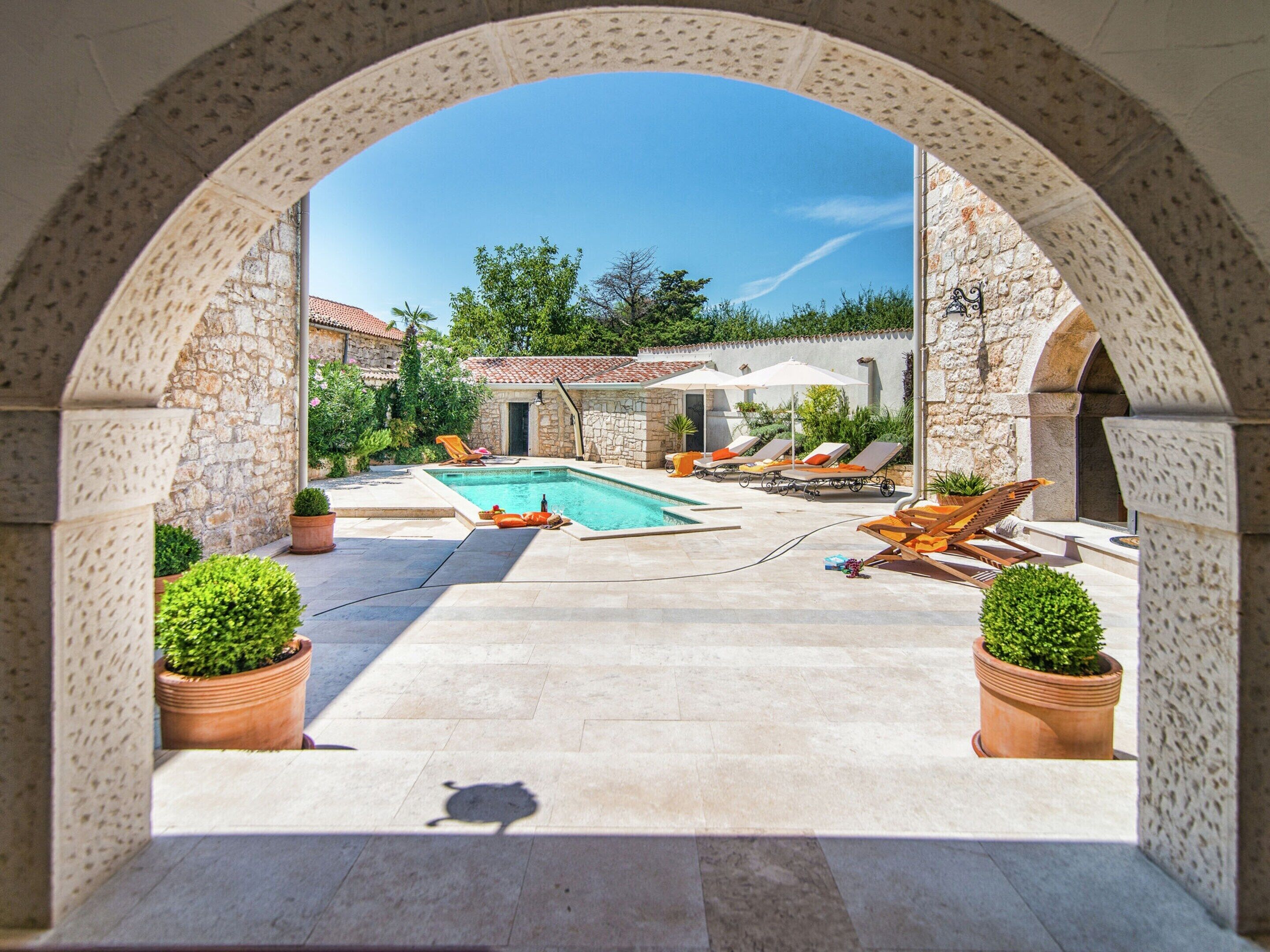 Huvila | Uima-allas | Sisäuima-allas, ulkouima-allas