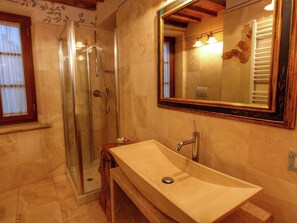 Maison | Salle de bain | Douche, serviettes fournies