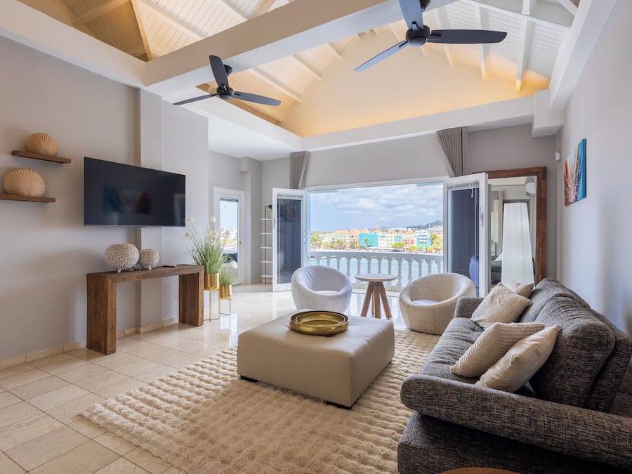 Leilighet – city, 2 soverom | Oppholdsområde | En 47-tommers smart-TV med kabel-kanaler samt TV