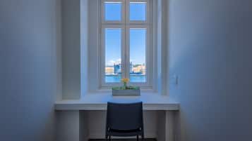 Apartment, 2 Bedrooms | Living area | 47-inch Smart TV with cable channels, TV