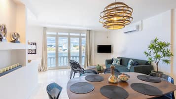 Bangalô, 2 quartos | Área de estar | Smart TV 47 polegadas com canais a cabo, TV