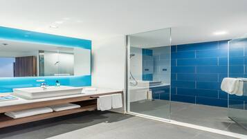 Dutxa, capçal de dutxa tipus cascada i articles de tocador de disseny