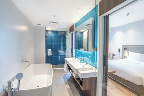 Suite, 1 King Bed | Bathroom | Shower, rainfall showerhead, designer toiletries, hair dryer - Holiday Inn Express Xi'An Intl Trade & Logistic Park by IHG (Xi'an)