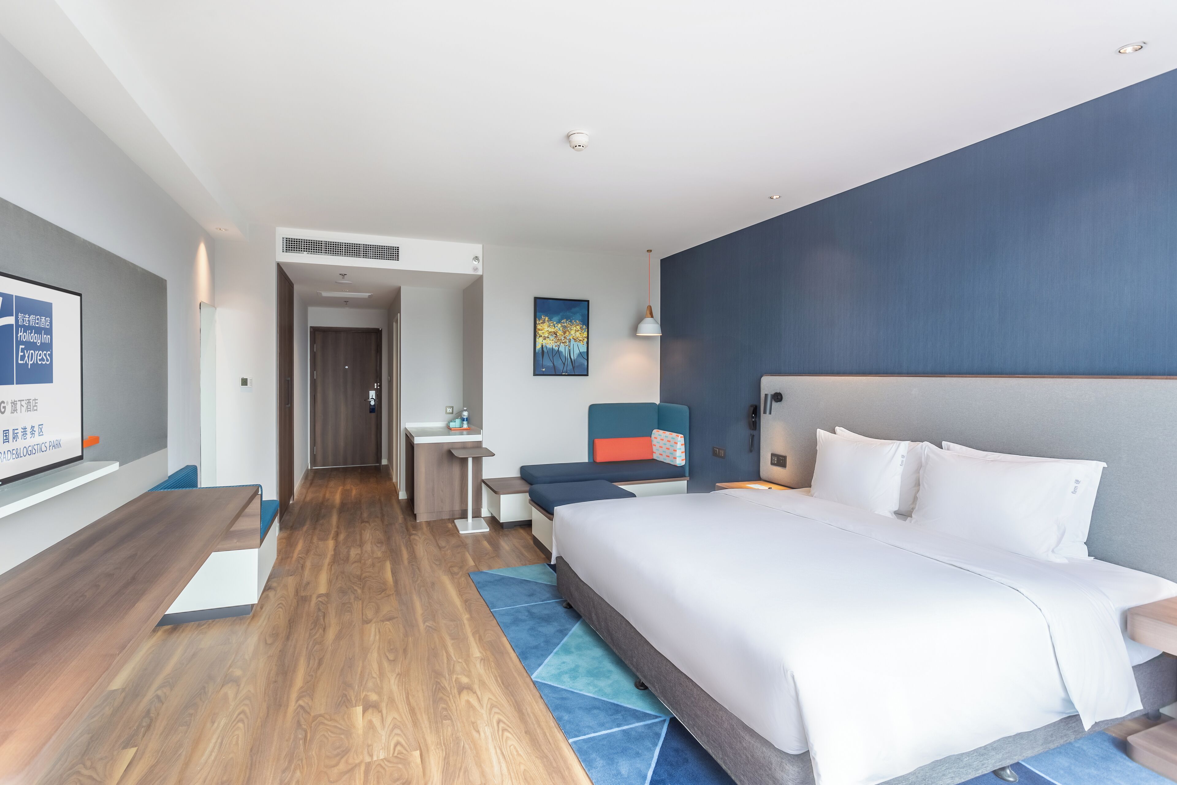 Zimmersafe, Schreibtisch, laptopgeeigneter Arbeitsplatz