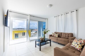 Departamento (2 Bedrooms) | Área de sala de estar | Smart TV de 47 pulgadas con canales digitales y televisión 