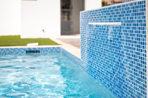 Piscina externa, guarda-sóis, espreguiçadeiras
