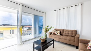 아파트 (2 Bedrooms) | 거실 공간 | 디지털 채널 시청이 가능한 47인치 스마트 TV, TV