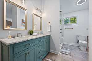 Combined shower/tub, hair dryer, bidet, towels - World Cup home sleep 20 - 15 miles to Mercedes Stadium (Stone Mountain)