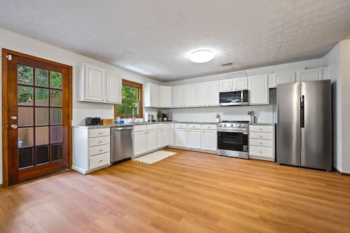  Ultimate Stone Mountain Escape – Sleeps 20+ I Game Room I Cinema