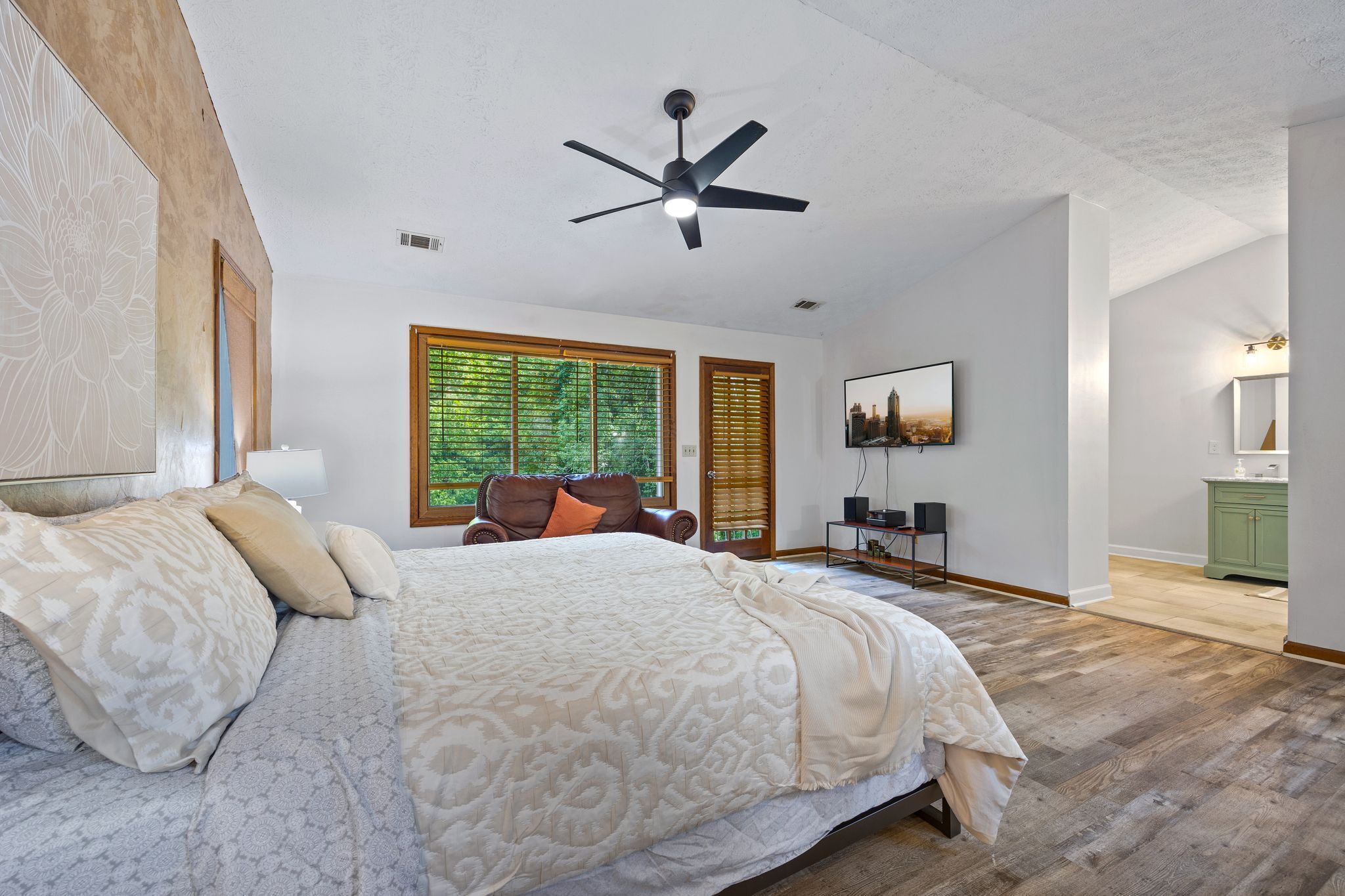 5 soverom, skrivebord, strykejern/-brett og reiseseng for barn