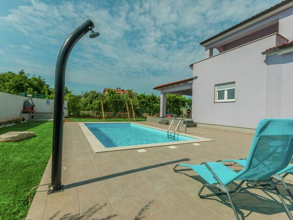 Villa | Pool | Indoor pool, outdoor pool - Comfortable Villa in Pula With Private Swimming Pool, Near the Beach (Pula)