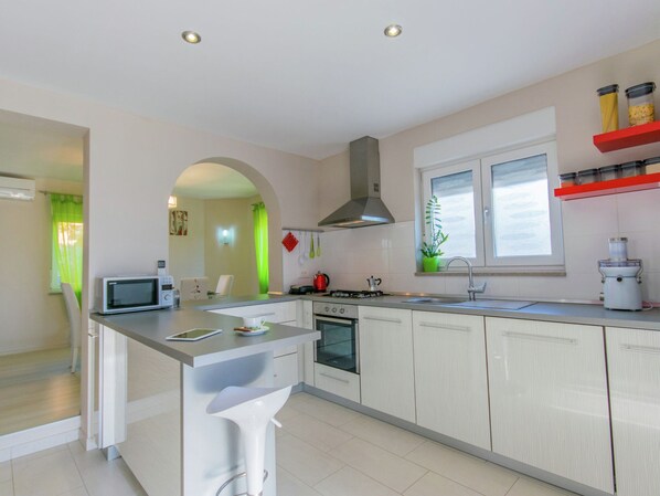 Villa | Eget kjøkken | Vannkoker, høy barnestol og kjøkkenutstyr