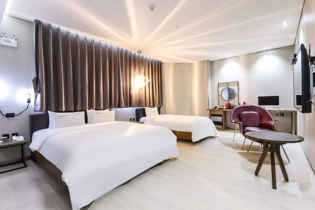 Down duvets, desk, blackout curtains, free WiFi