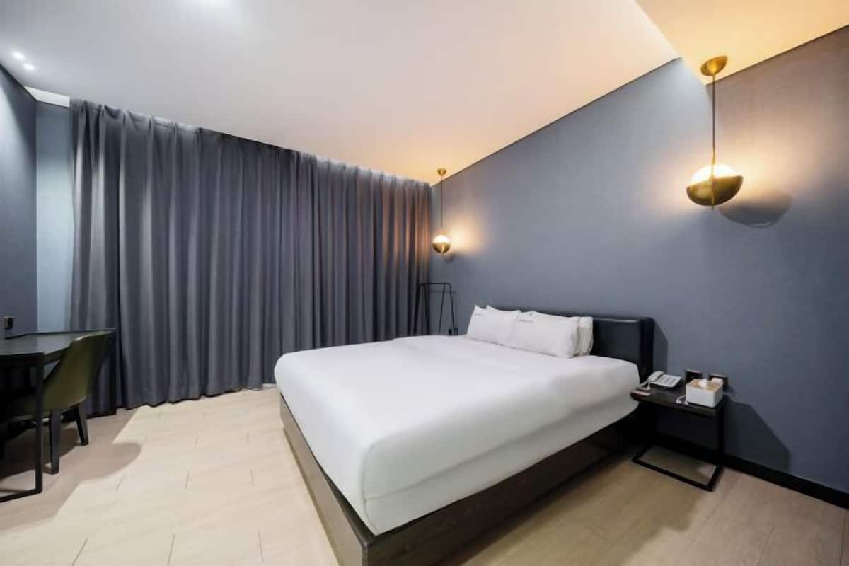 Down duvets, desk, blackout curtains, free WiFi