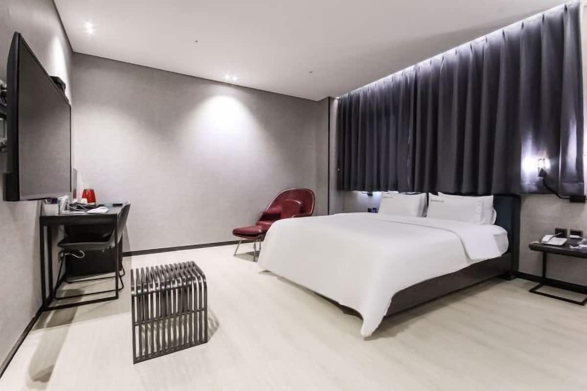 Down duvets, desk, blackout curtains, free WiFi