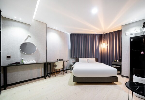 Deluxe Double Room | Down duvets, desk, blackout curtains, free WiFi