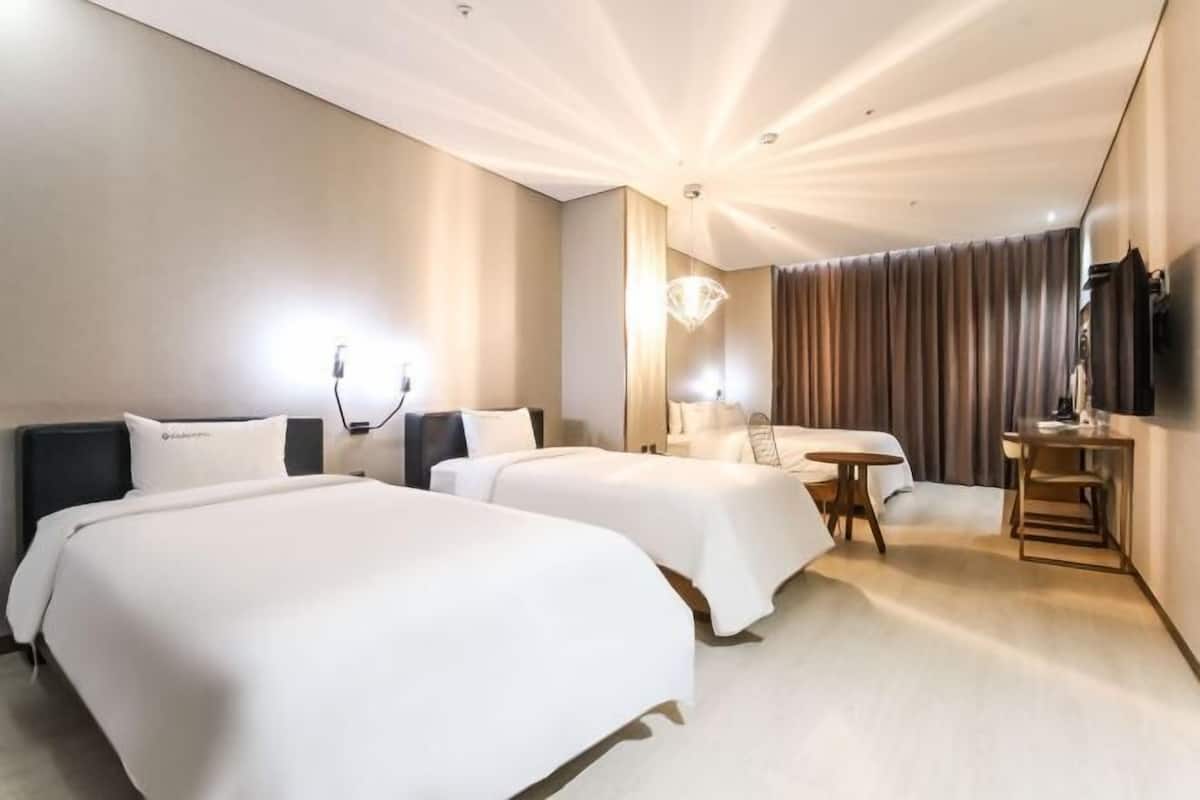 Down duvets, desk, blackout curtains, free WiFi
