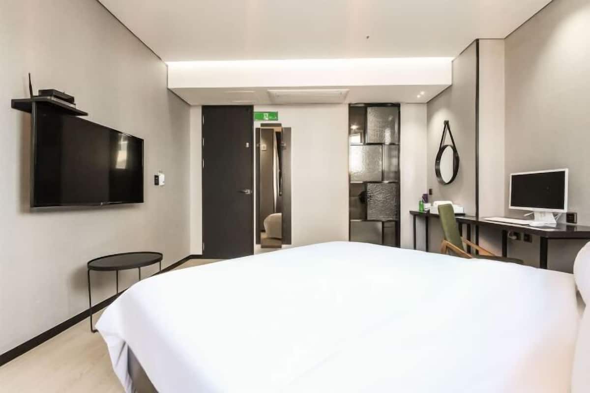 Down duvets, desk, blackout curtains, free WiFi