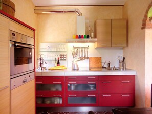 House | Private kitchen - Mansion in Langhe With Pool and Winery Charm (Bastia Mondovì)