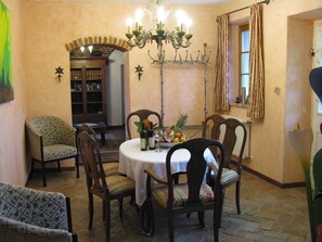 House | Living room - Mansion in Langhe With Pool and Winery Charm (Bastia Mondovì)