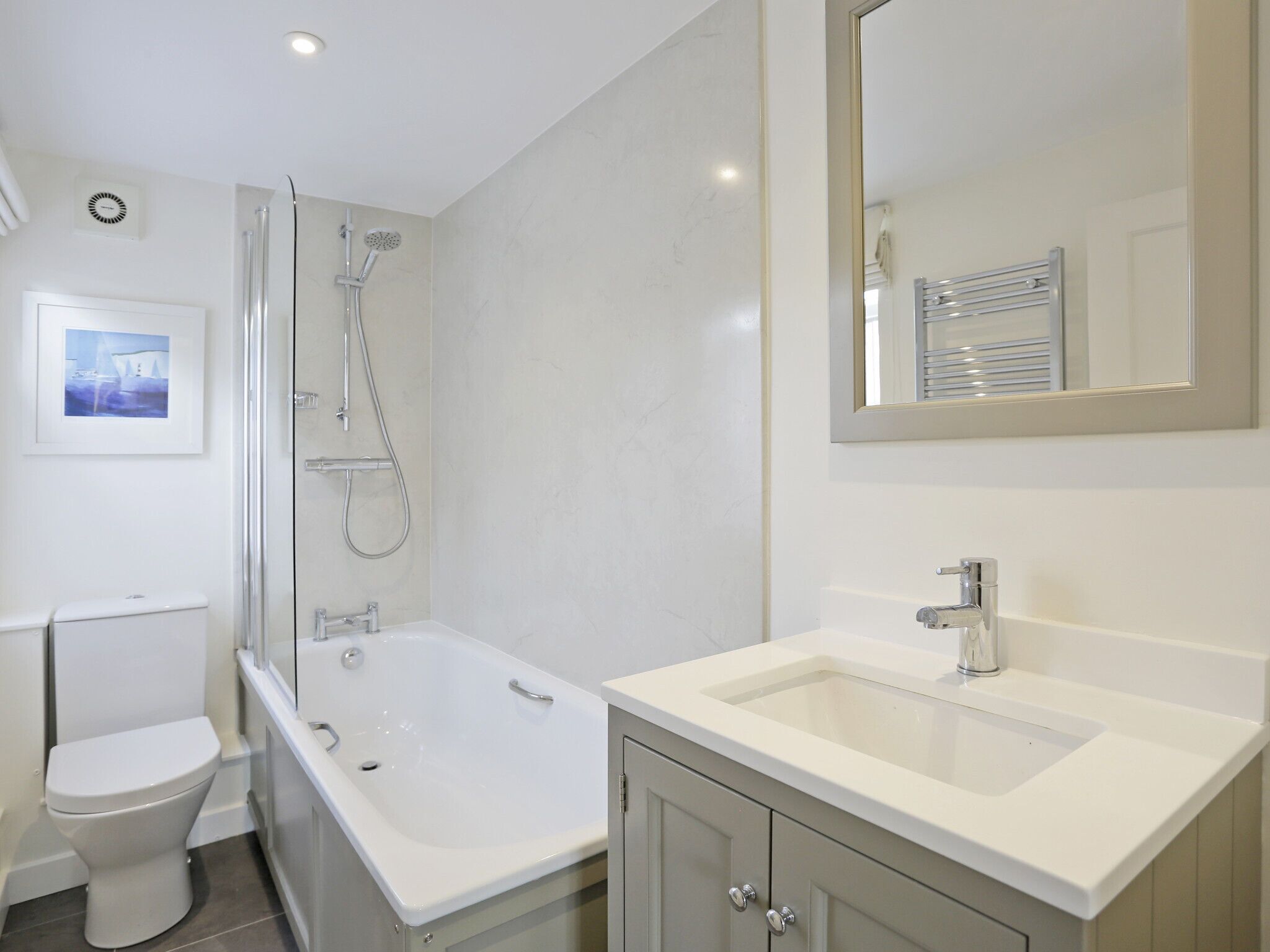 Apartemen | Kamar mandi | Kombinasi shower/bathtub dan handuk