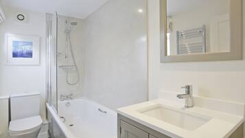 Apartemen | Kamar mandi | Kombinasi shower/bathtub dan handuk