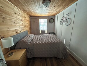 4 bedrooms, WiFi, bed sheets - Perfect Lakefront Vacation Home on Lake George, NY with Dock Space (Lake George)