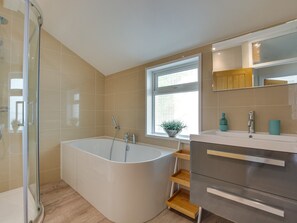 Combined shower/tub, towels - Cozy Holiday Home in Morval With Private Garden (Looe)