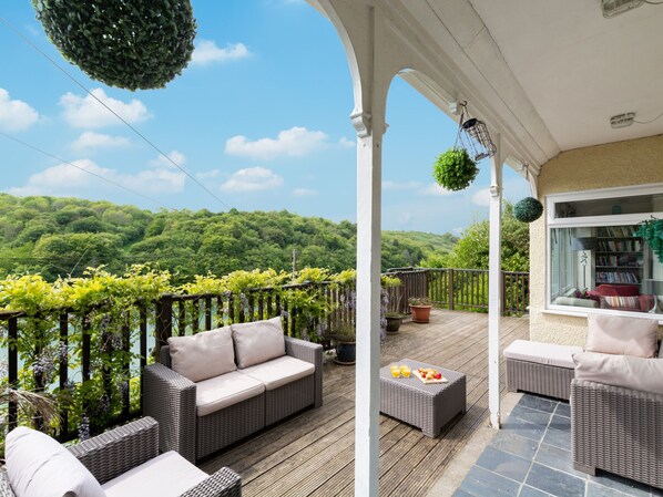 Balcony - Cozy Holiday Home in Morval With Private Garden (Looe)