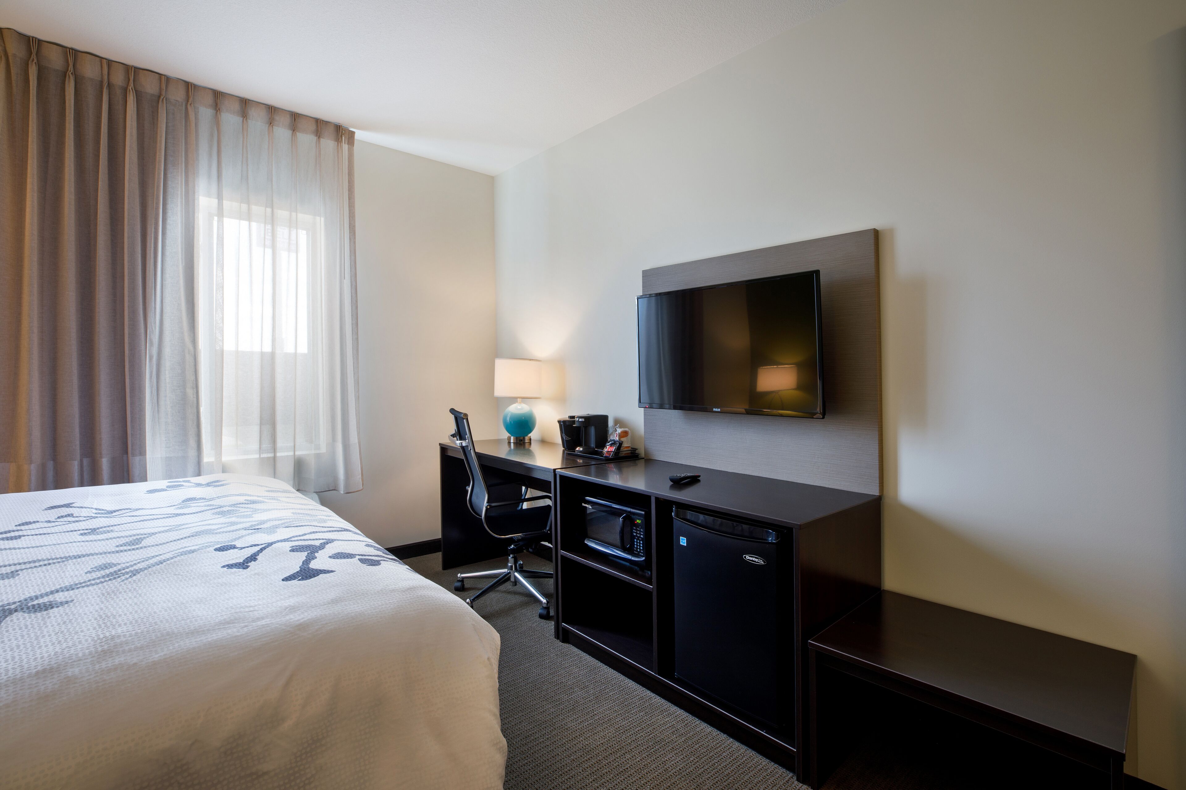 standard room, 1 king bed, non smoking | premium bedding, desk, blackout curtains, iron/ironing board