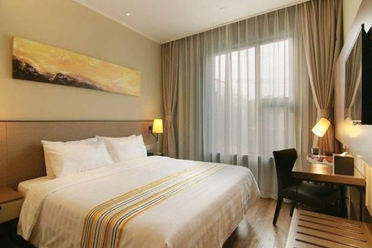 business double room | desk, blackout curtains, iron/ironing board, free wifi