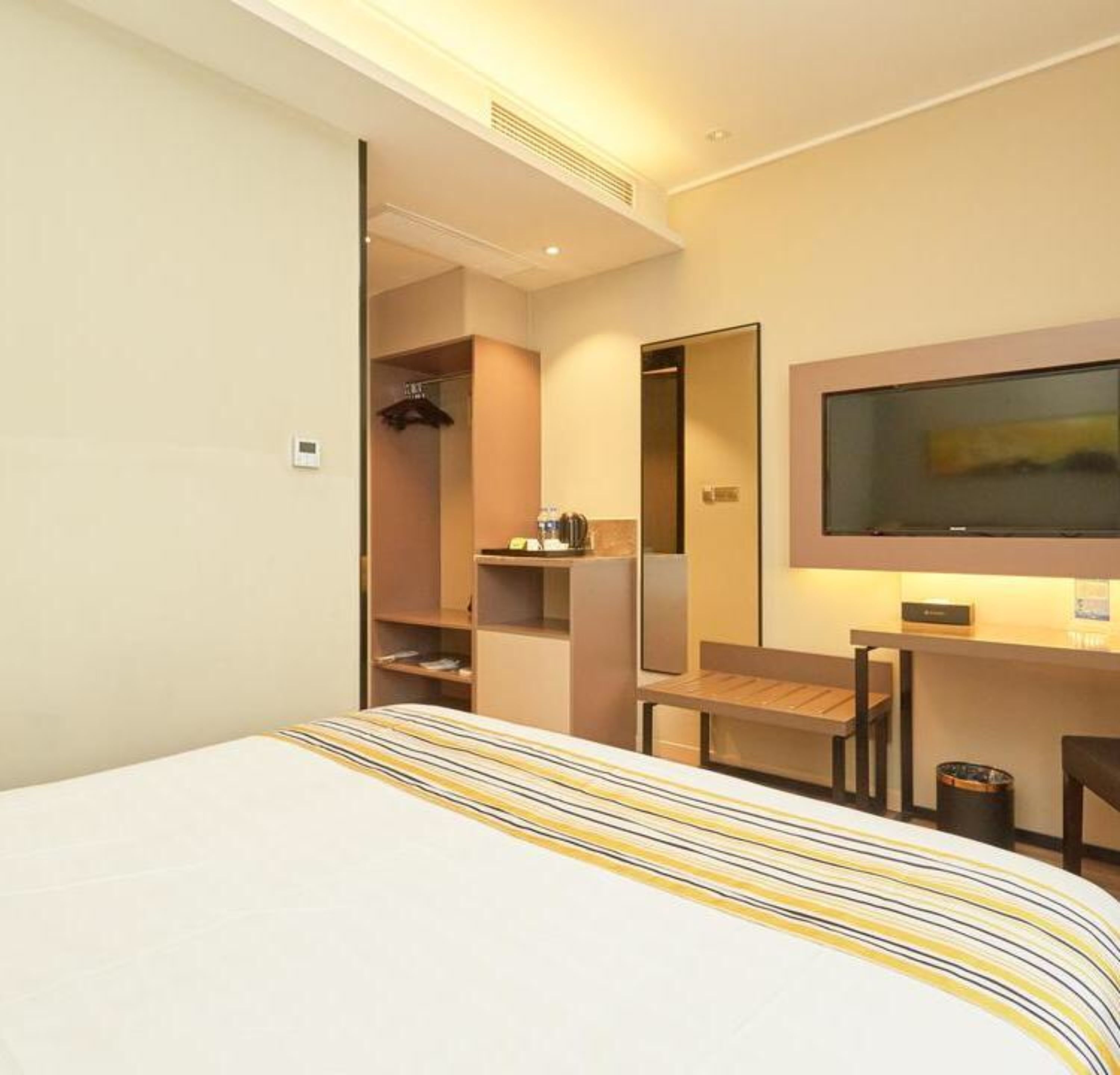 business double room | desk, blackout curtains, iron/ironing board, free wifi