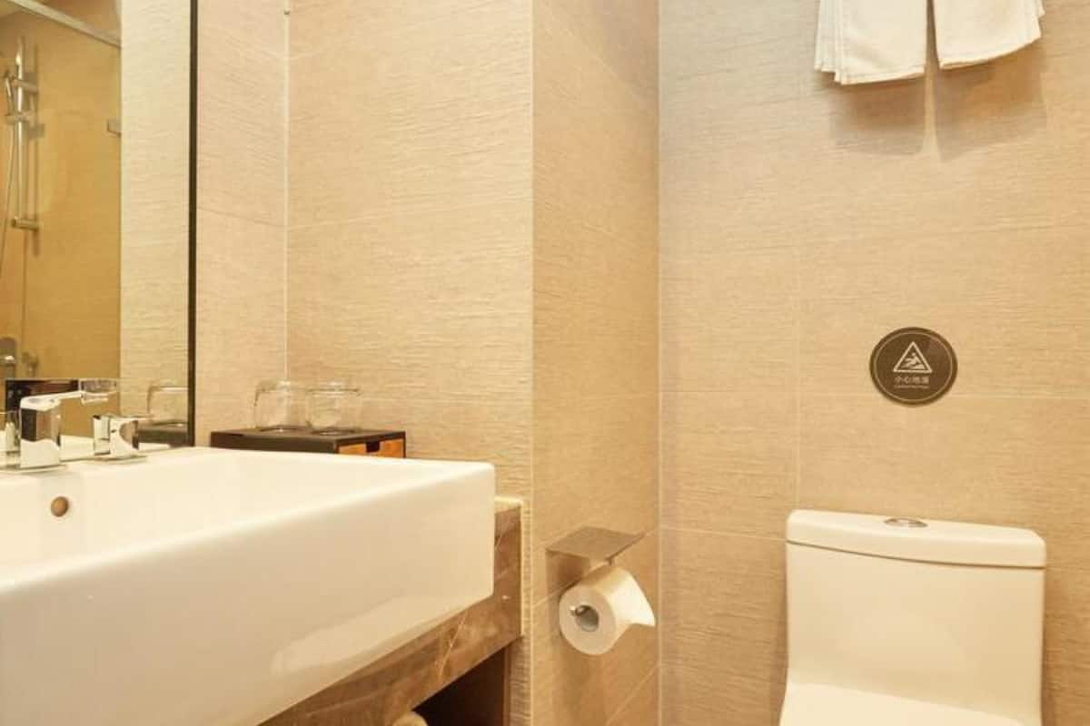 exclusive twin room | bathroom | shower, hair dryer, slippers, towels