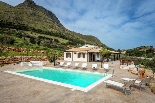 Splendid Holiday Home in Castellammare del Golfo near Beach