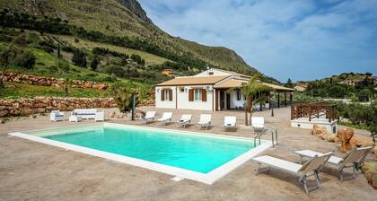 Splendid Holiday Home in Castellammare del Golfo near Beach