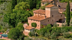 A stone villa with multiple buildings, surrounded by lush greenery and olive trees. - Scenic Stay in Spoleto (Spoleto)