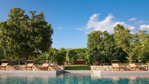 A clear swimming pool with lounge chairs and potted plants around it. - Scenic Stay in Spoleto (Spoleto)