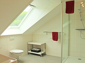 House | Bathroom | Combined shower/tub, towels