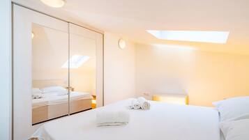 خزنة داخل الغرفة ومكواة/لوح كي وأسرّة أطفال/رضّع (مجانًا)