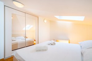 Caixa forta a l'habitació i planxa i posts de planxar 