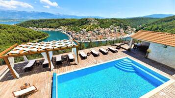Outdoor pool, a heated pool