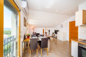 Cuina privada | Frigorífic, forn, placa de cuina i rentaplats 