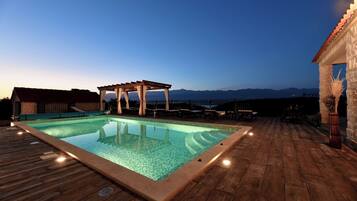 حمّام سباحة خارجي، حمّام سباحة مُدفَّأ