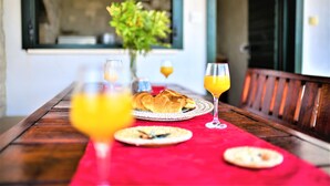 Et morgenbord med croissanter, juice og en tallerken mad.