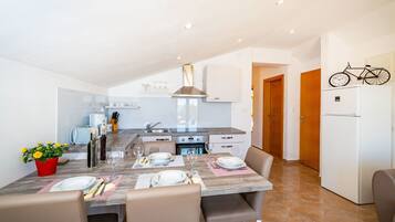 Private kitchen | Fridge, oven, stovetop, dishwasher
