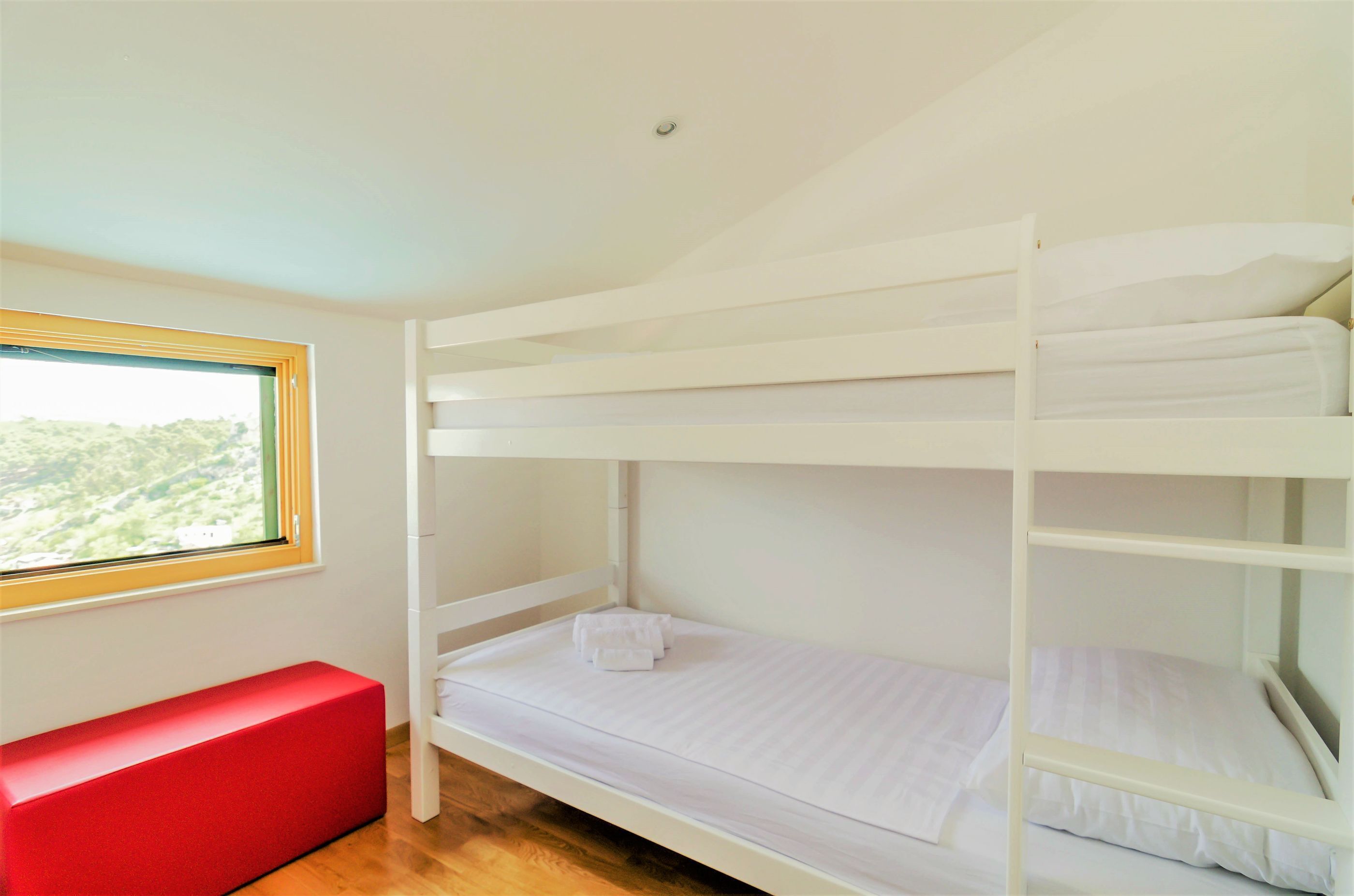 خزنة داخل الغرفة ومكواة/لوح كي وأسرّة أطفال/رضّع (مجانًا)